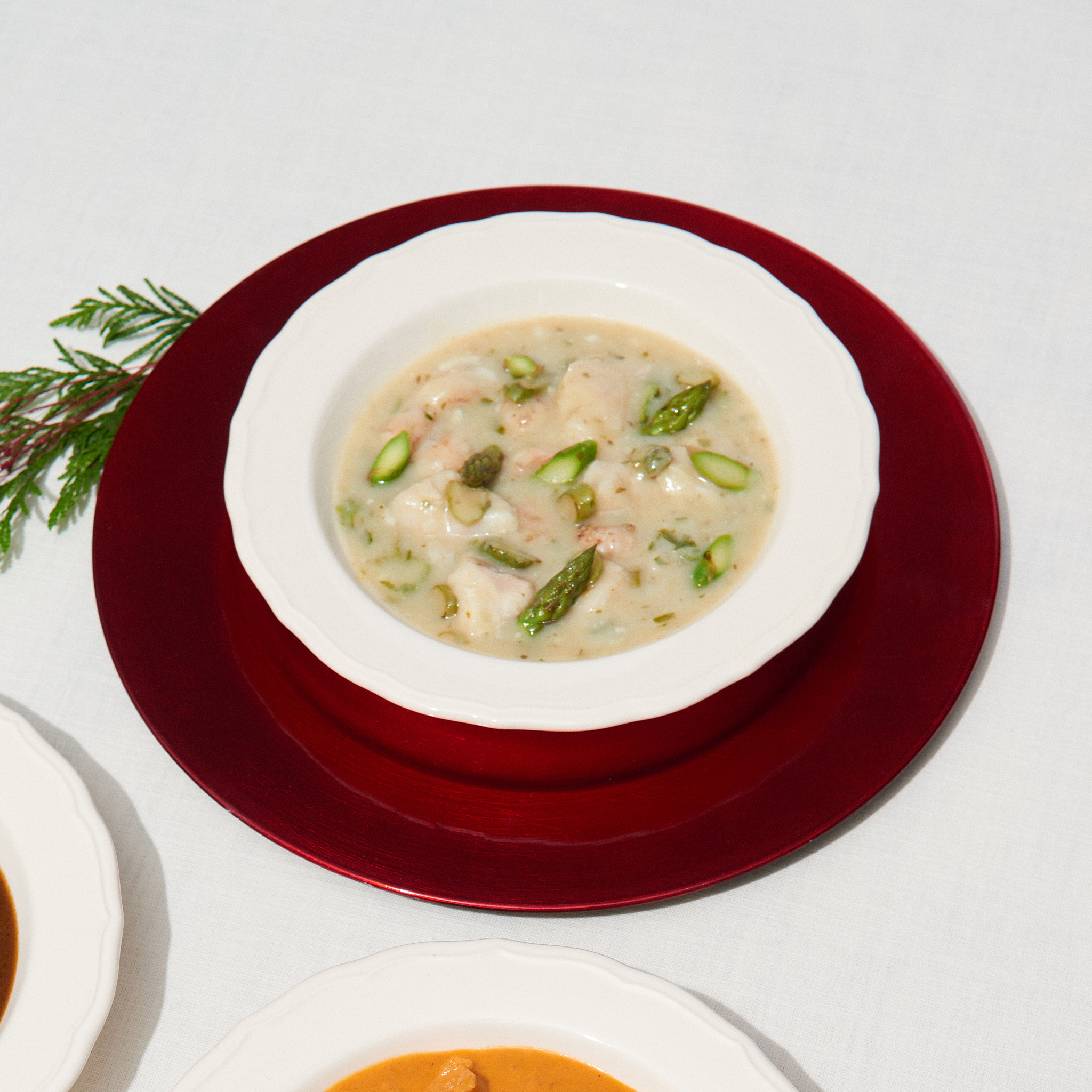 Merluza en salsa verde con langostinos y espárragos de pastelería Mallorca